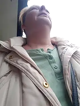 Snapshot of saharaheiss chatting on 01-12-25, 01:27 saharaheiss online show from 01-12-25, 01:27