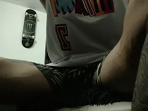 Snapshot of xxxtreme_master7 chatting on 04-15-26, 04:30 xxxtreme master7 online show from 04-15-26, 04:30