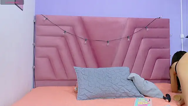 Snapshot of skinnyandcute chatting on 10-06-25, 08:06 skinnyandcute online show from 10-06-25, 08:06