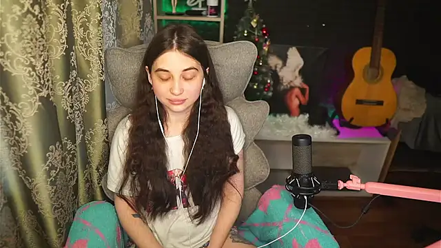 delicatedBailey online show from 04-28-26, 04:50