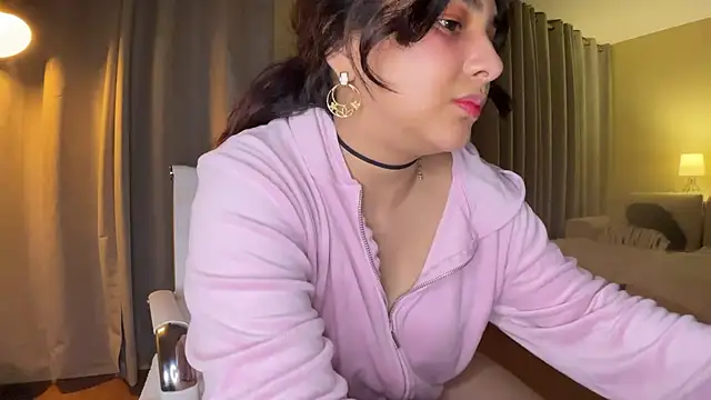 Snapshot of xSelena chatting on 12-18-24, 05:15 xSelena online show from 12-18-24, 05:15