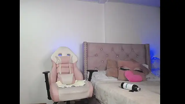 Snapshot of destinysweet21 chatting on 12-12-24, 12:27 destinysweet21 online show from 12-12-24, 12:27