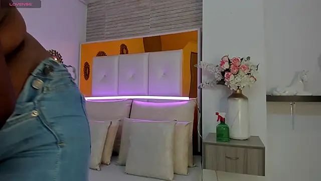 ShaniaBrownn online show from 03-13-25, 07:50