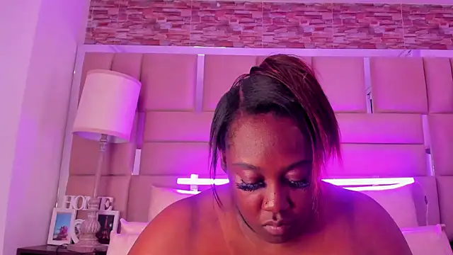 ShaniaBrownn online show from 10-22-25, 07:46