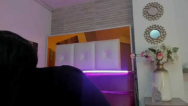 ShaniaBrownn online show from 11-04-25, 07:57