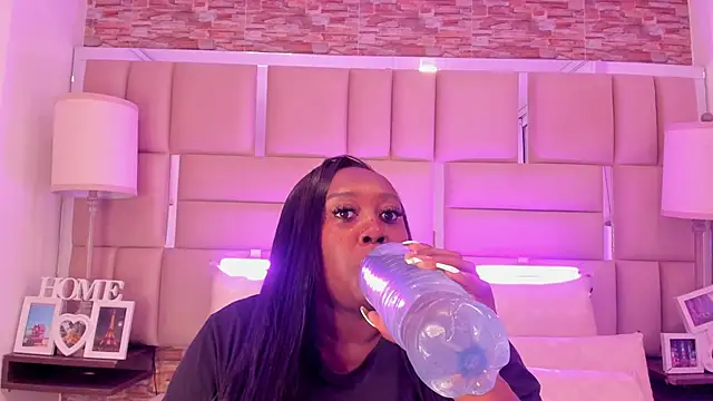 ShaniaBrownn online show from 01-07-26, 07:49