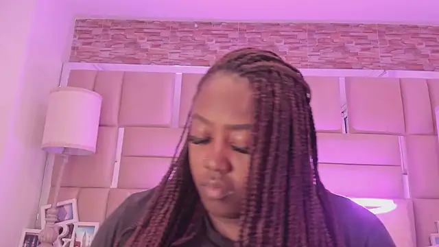ShaniaBrownn online show from 06-17-26, 07:37