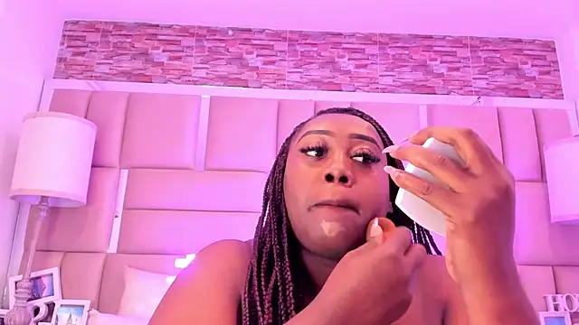 ShaniaBrownn online show from 06-18-26, 08:13