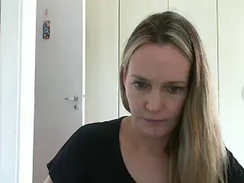 Snapshot of Annylove1 chatting on 12-24-24, 01:06 Annylove1 online show from 12-24-24, 01:06