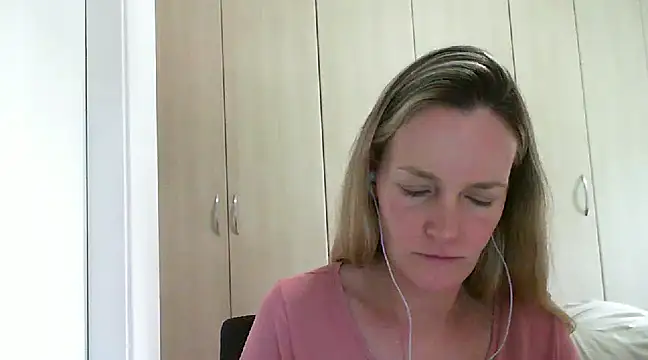 Snapshot of Annylove1 chatting on 02-14-25, 04:20 Annylove1 online show from 02-14-25, 04:20