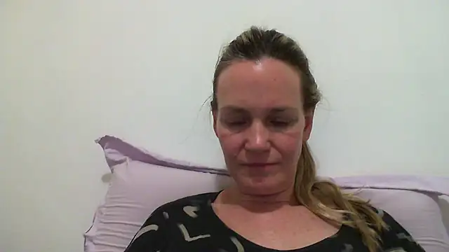 Snapshot of Annylove1 chatting on 02-18-25, 12:04 Annylove1 online show from 02-18-25, 12:04