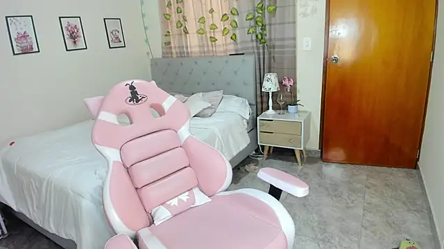 Snapshot of charlott7 chatting on 10-06-25, 11:29 charlott7 online show from 10-06-25, 11:29