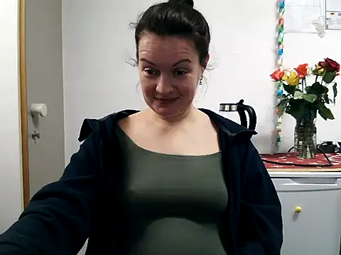 Snapshot of LoveNBloom chatting on 12-31-24, 05:40 LoveNBloom online show from 12-31-24, 05:40