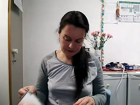 Snapshot of LoveNBloom chatting on 01-27-25, 06:20 LoveNBloom online show from 01-27-25, 06:20