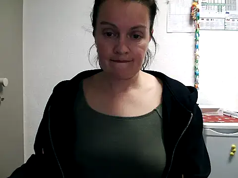 Snapshot of LoveNBloom chatting on 03-19-25, 06:55 LoveNBloom online show from 03-19-25, 06:55