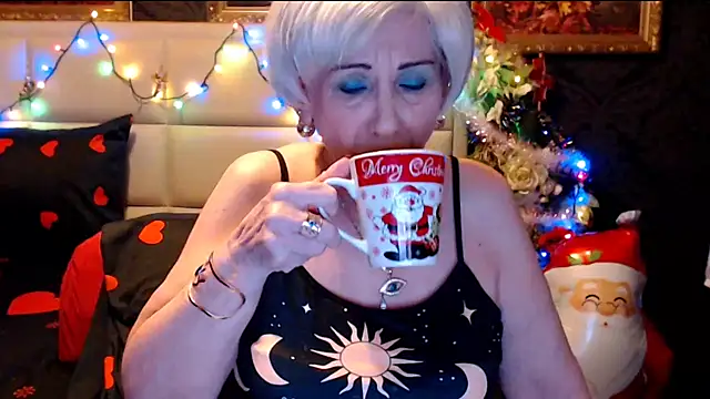 Snapshot of HappyWomanOn chatting on 12-20-24, 07:17 HappyWomanOn online show from 12-20-24, 07:17