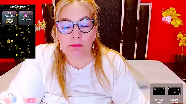 Snapshot of Nayla_Garner chatting on 03-13-25, 03:28 Nayla Garner online show from 03-13-25, 03:28