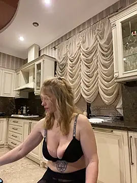 Snapshot of Amazoniiaa chatting on 03-08-25, 03:56 Amazoniiaa online show from 03-08-25, 03:56