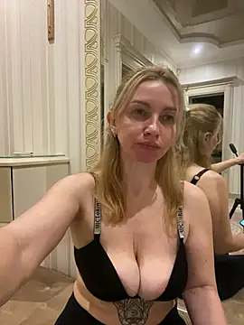 Snapshot of Amazoniiaa chatting on 03-19-25, 06:34 Amazoniiaa online show from 03-19-25, 06:34