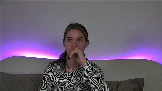 Snapshot of RachelSimpson chatting on 03-12-25, 06:33 RachelSimpson online show from 03-12-25, 06:33
