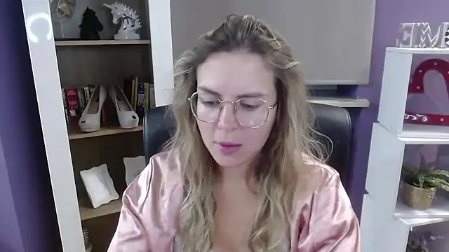 Snapshot of Zoey_Erotic chatting on 09-26-25, 04:27 Zoey Erotic online show from 09-26-25, 04:27