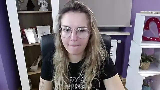 Snapshot of Zoey_Erotic chatting on 10-06-25, 04:32 Zoey Erotic online show from 10-06-25, 04:32