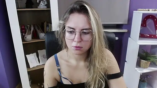 Snapshot of Zoey_Erotic chatting on 10-08-25, 04:32 Zoey Erotic online show from 10-08-25, 04:32