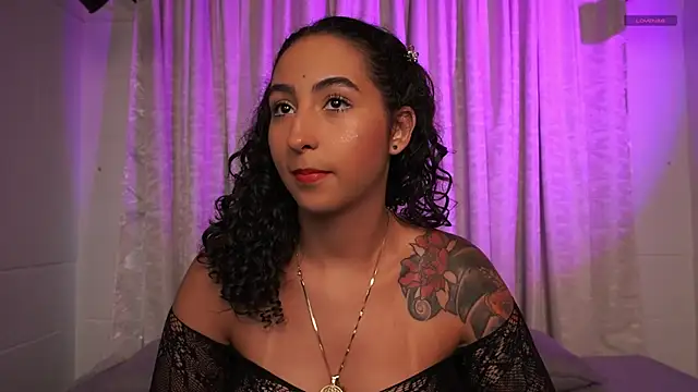 Snapshot of agatha_collins_ chatting on 09-19-25, 07:25 agatha collins online show from 09-19-25, 07:25