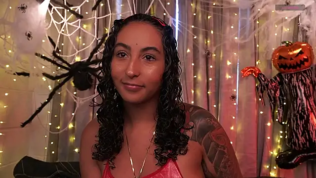 Snapshot of agatha_collins_ chatting on 10-16-25, 07:04 agatha collins online show from 10-16-25, 07:04