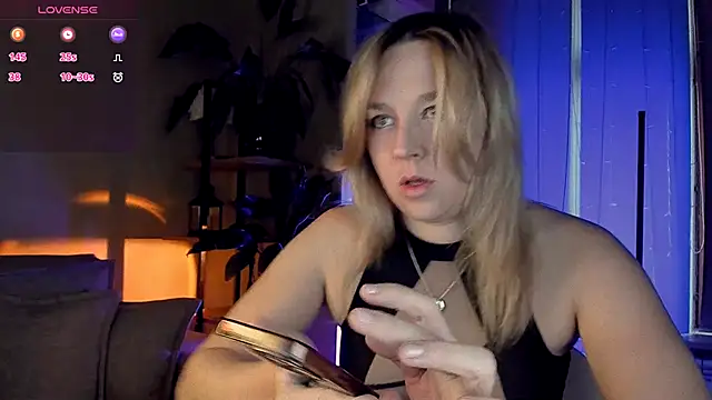 Snapshot of 5_in_one chatting on 10-18-25, 04:59 5 in one online show from 10-18-25, 04:59