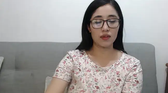 Snapshot of YummymeowW chatting on 01-25-25, 04:23 YummymeowW online show from 01-25-25, 04:23