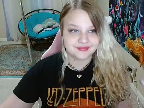 Snapshot of Emihaze chatting on 03-22-25, 01:22 Emihaze online show from 03-22-25, 01:22