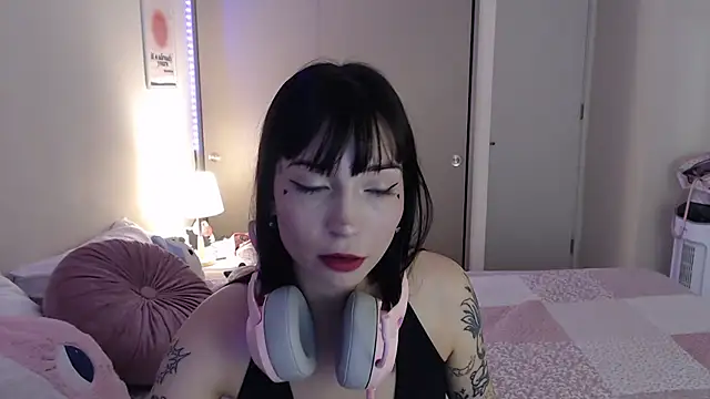 Snapshot of latinpetit chatting on 03-15-25, 01:52 latinpetit online show from 03-15-25, 01:52