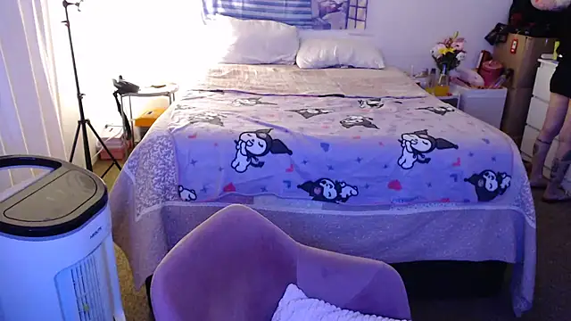 Snapshot of latinpetit chatting on 11-13-25, 02:43 latinpetit online show from 11-13-25, 02:43