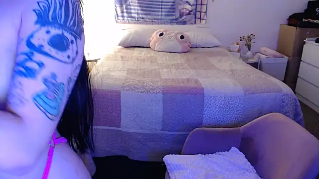 Snapshot of latinpetit chatting on 11-19-25, 02:11 latinpetit online show from 11-19-25, 02:11