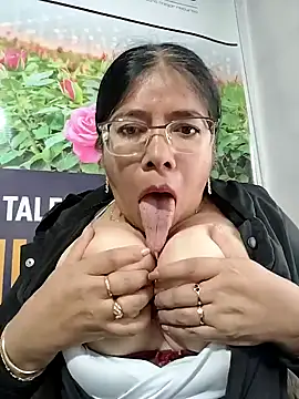   valentina18 online show from 05-14-26, 12:01