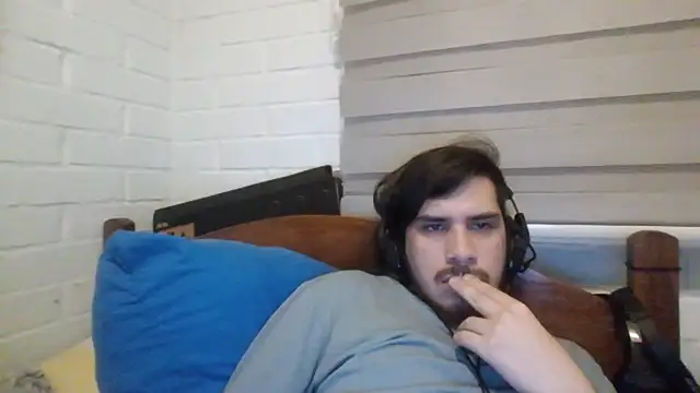 Snapshot of hung_weeb chatting on 01-15-25, 03:22 hung weeb online show from 01-15-25, 03:22