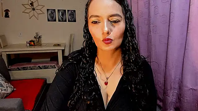 Snapshot of emma_luxy chatting on 04-12-26, 12:15 emma luxy online show from 04-12-26, 12:15