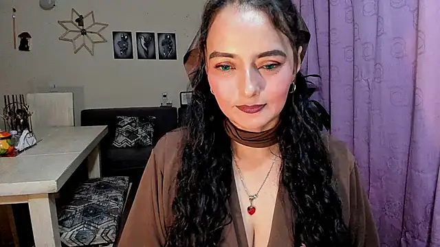 Snapshot of emma_luxy chatting on 04-21-26, 11:07 emma luxy online show from 04-21-26, 11:07