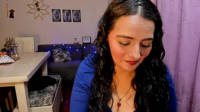 Snapshot of emma_luxy chatting on 04-23-26, 11:40 emma luxy online show from 04-23-26, 11:40