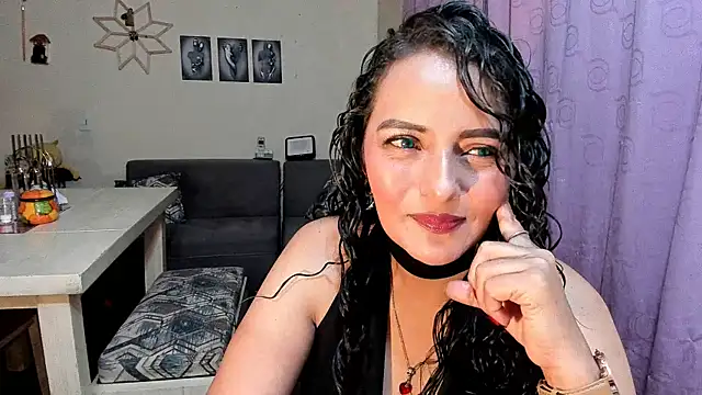 Snapshot of emma_luxy chatting on 05-01-26, 01:43 emma luxy online show from 05-01-26, 01:43