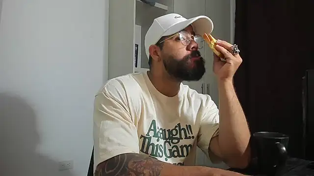 Snapshot of _Coddygold_ chatting on 03-12-26, 12:22 Coddygold online show from 03-12-26, 12:22