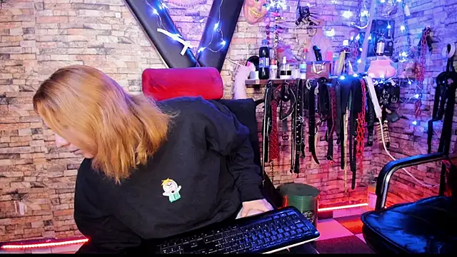 Snapshot of Liltildeman_moon chatting on 03-12-26, 11:22 Liltildeman moon online show from 03-12-26, 11:22