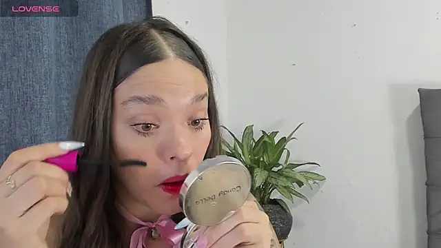 Snapshot of zoe69x chatting on 02-05-25, 08:43 zoe69x online show from 02-05-25, 08:43