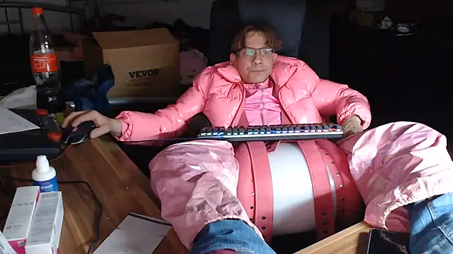 Fem-Boy40 online show from 06-08-26, 12:36