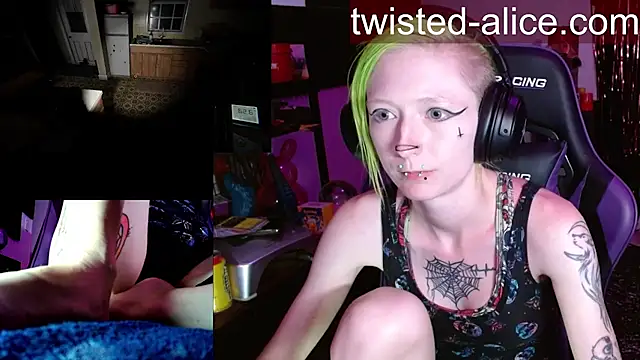 Snapshot of alicewonder09 chatting on 05-17-26, 03:04 alicewonder09 online show from 05-17-26, 03:04