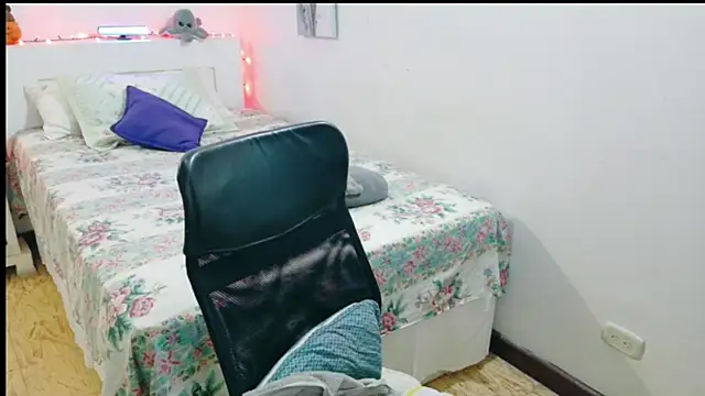 Snapshot of hottplay chatting on 03-25-26, 06:36 hottplay online show from 03-25-26, 06:36