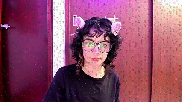 Snapshot of _Lunnaa_ chatting on 11-07-25, 12:32 Lunnaa online show from 11-07-25, 12:32