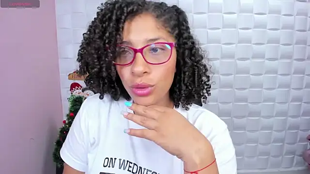 Snapshot of DannaBerry chatting on 12-17-24, 01:16 DannaBerry online show from 12-17-24, 01:16