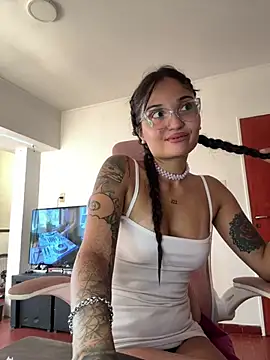 Snapshot of LunaXuan chatting on 01-24-25, 10:41 LunaXuan online show from 01-24-25, 10:41